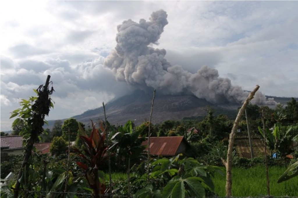 Erupsi Gunung Sinabung, Kabupaten Karo, Sumatera Utara, Minggu 15 November 2015 Foto: Ant/Irsan Mulyadi 