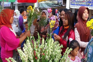 Warga Kendal Berburu Bunga Sedap Malam Semarakkan Lebaran