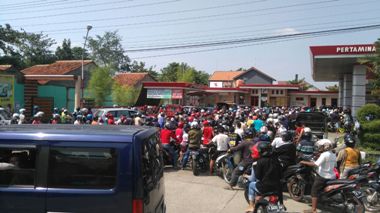 Antrean Panjang di SPBU Pemalang Sumbang Kemacetan