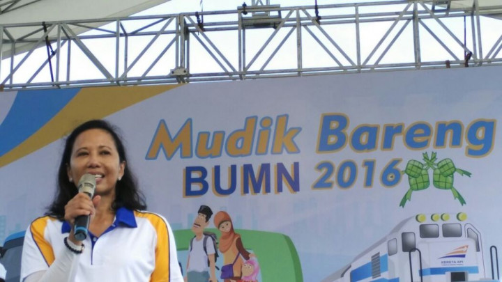 Usai Salat Idul Fitri, Menteri Rini Langsung Santap Ketupat Sayur