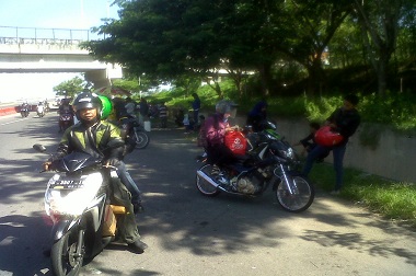 Pemudik Memilih Beristirahat di Pinggir Jalan