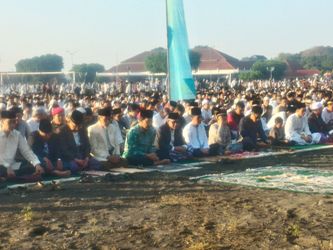 Dirikan Salat Id, Sultan Membaur dengan Ribuan Warga Yogyakarta