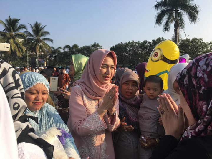 Usai Salat & Silaturahim, Airin Jenguk Suami