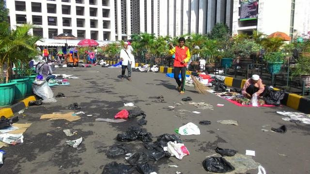 Salat Id Selesai, Halaman Masjid Istiqlal Dipenuhi Sampah