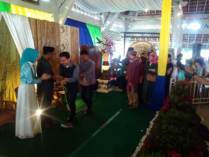 <i>Open House</i> Emil Mirip Acara <i>Kawinan</i>