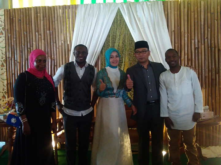 Emil Berdiri 3 Jam Salami Ribuan Orang