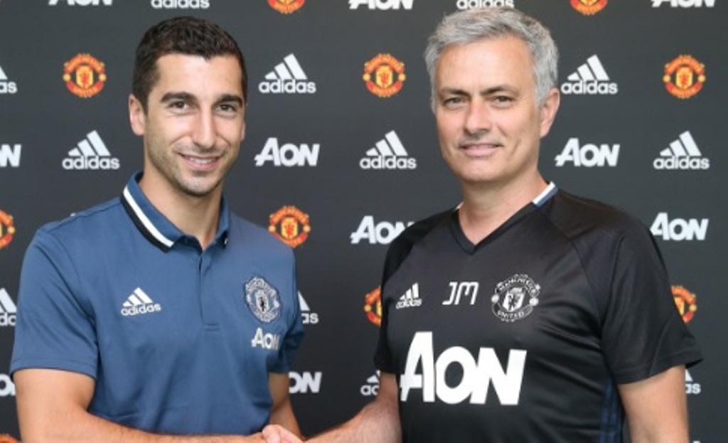 Henrikh Mkhitaryan (kiri) bersama Jose Mourinho (kanan). (Foto: MUFC)