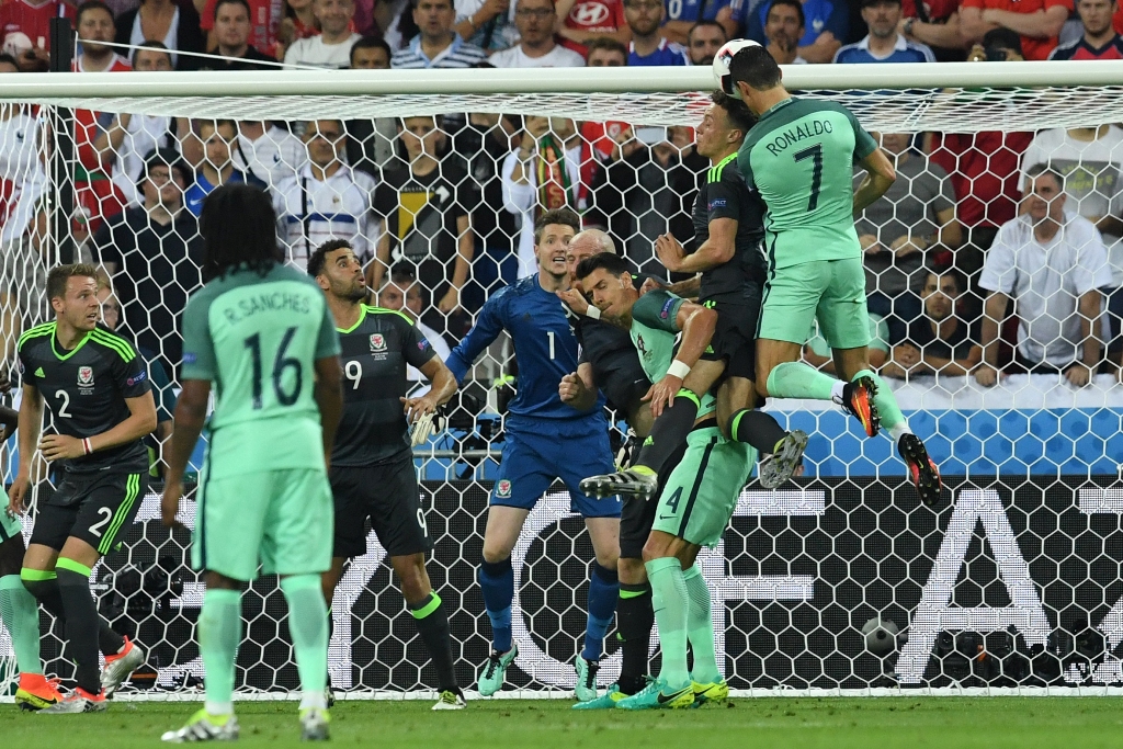 Momen gol sundulan Cristiano Ronaldo. (Foto: AFP/ Francisco Leong)