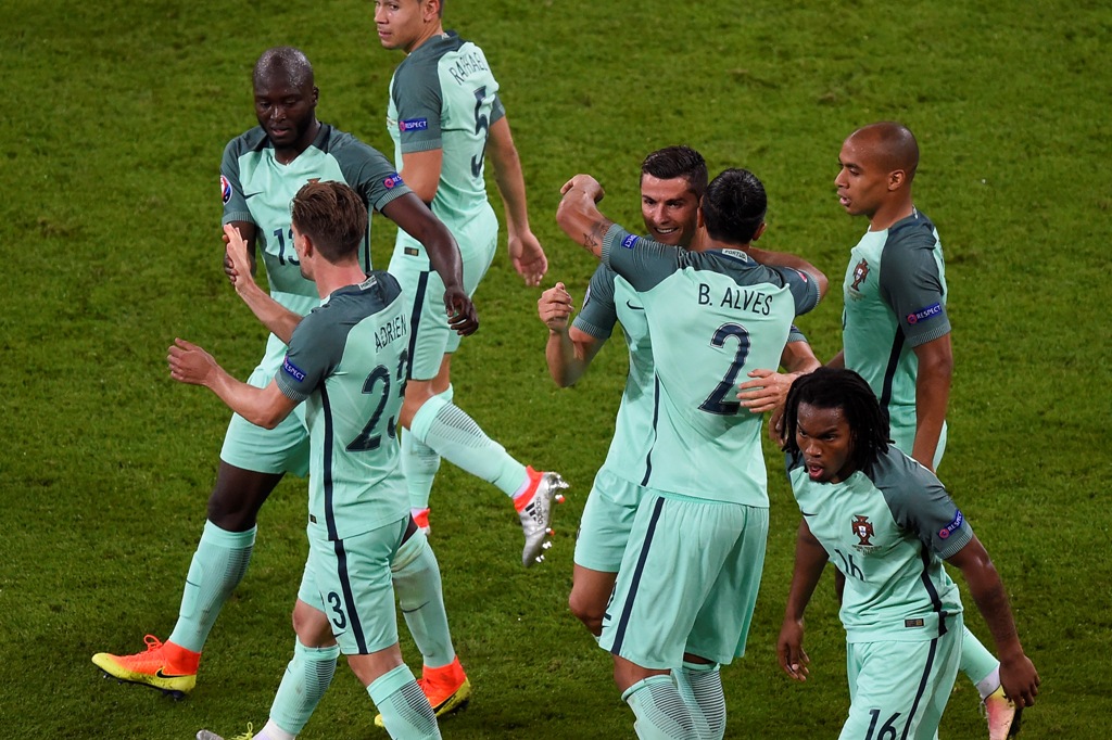 Penggawa Portugal merayakan keberhasilan lolos ke final Piala Eropa 2016. (Foto: AFP/Romain Lafabregue)