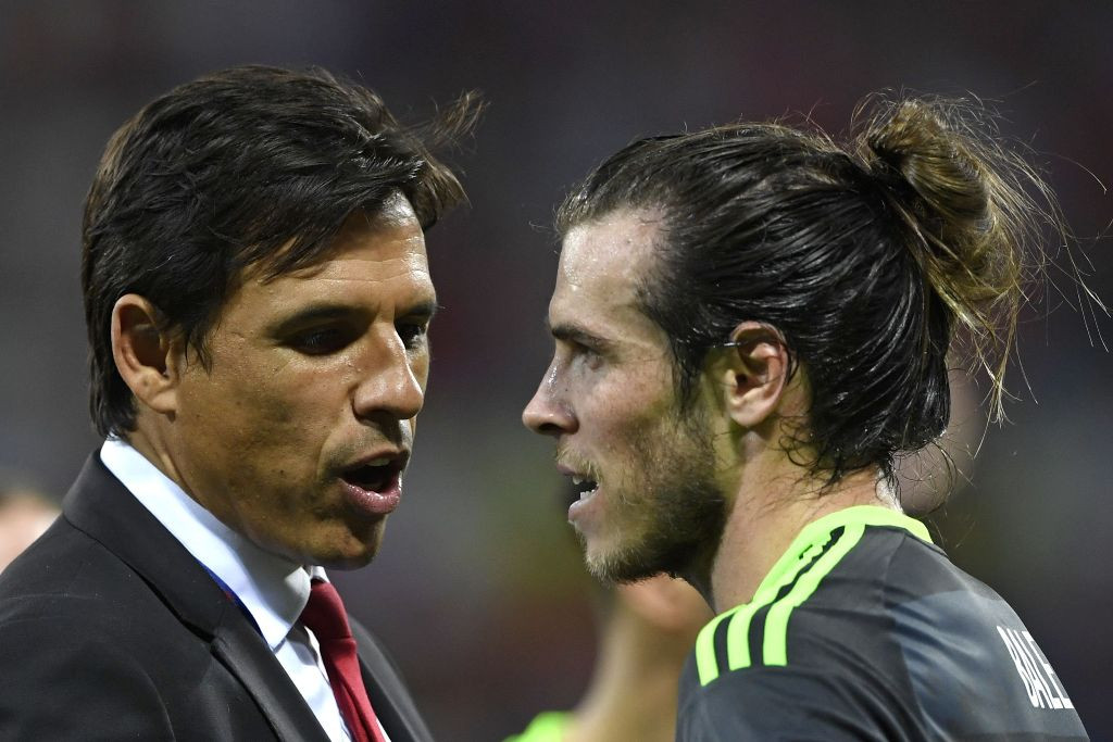 Chris Coleman (kiri) saat menenangkan Gareth Bale (Foto: AFP/MIGUEL MEDINA)