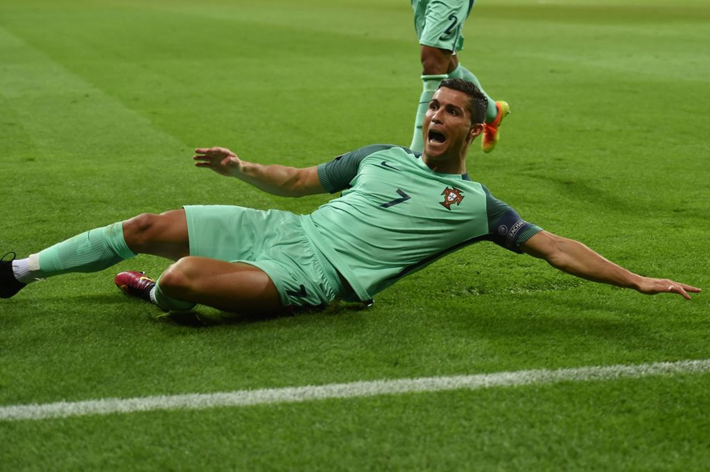 Cristiano Ronaldo merayakan gol yang ia cetak ke gawang Wales (Foto: AFP/PAUL ELLIS)