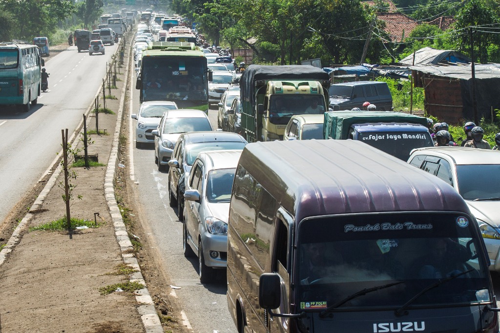 Pertamina minta jalur khusus untuk distribusi BBM saat macet di jalur mudik. (ANTARA FOTO/M Agung Rajasa)