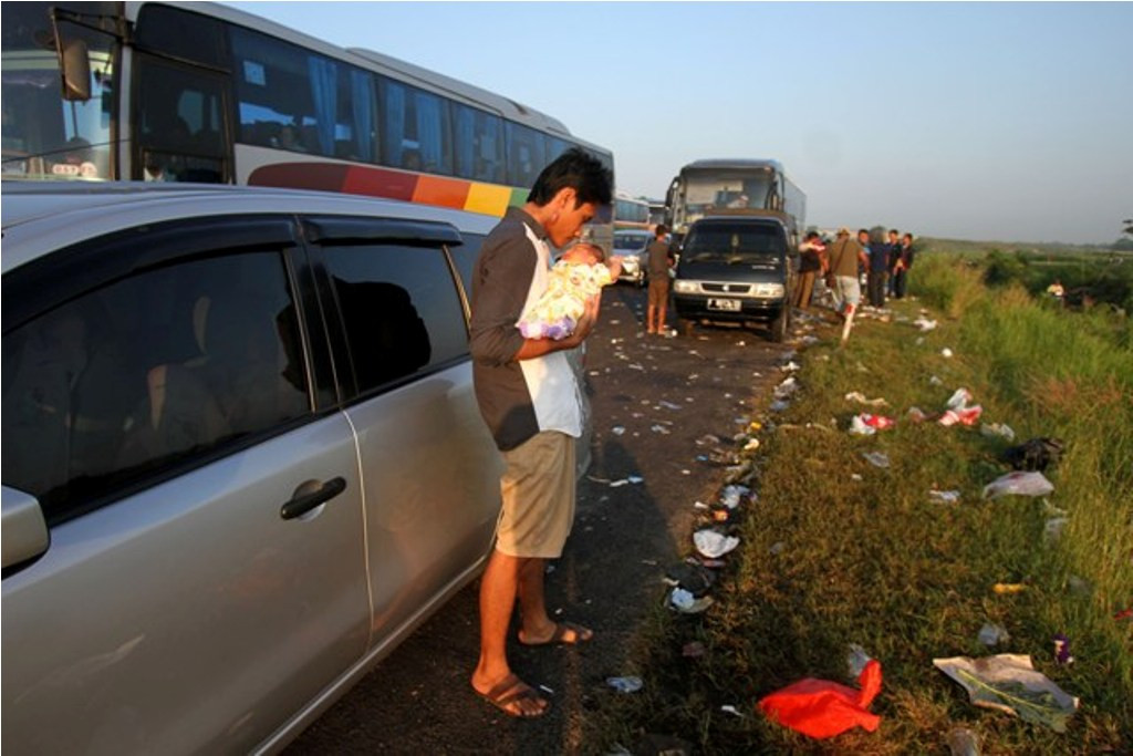 Ilustrasi--Pemudik menggendong anaknya saat terjebak kemacetan sekitar 39 kilometer arah pintu keluar Tol Pejagan, Jawa Tengah, Senin 4 Juli 2016. Foto: MI/Arya Manggala.
