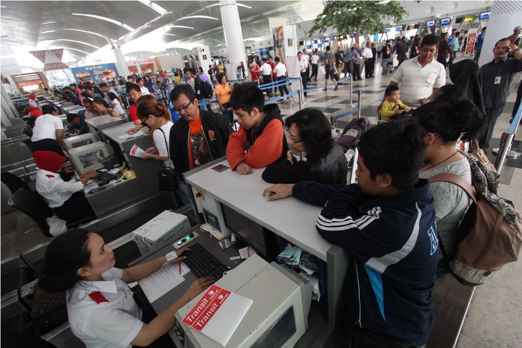 Sejumlah penumpang pesawat mengantre di konter check in Bandara Internasional Kualanamu Kabupaten Deli Serdang, Sumatera Utara, 2015 (Foto: Ant/Septianda Perdana)