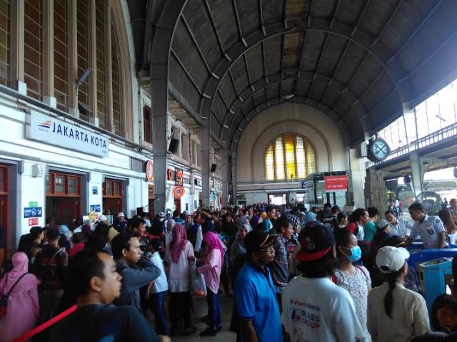 Puluhan Ribu Warga Pilih Menumpangi Kereta Api