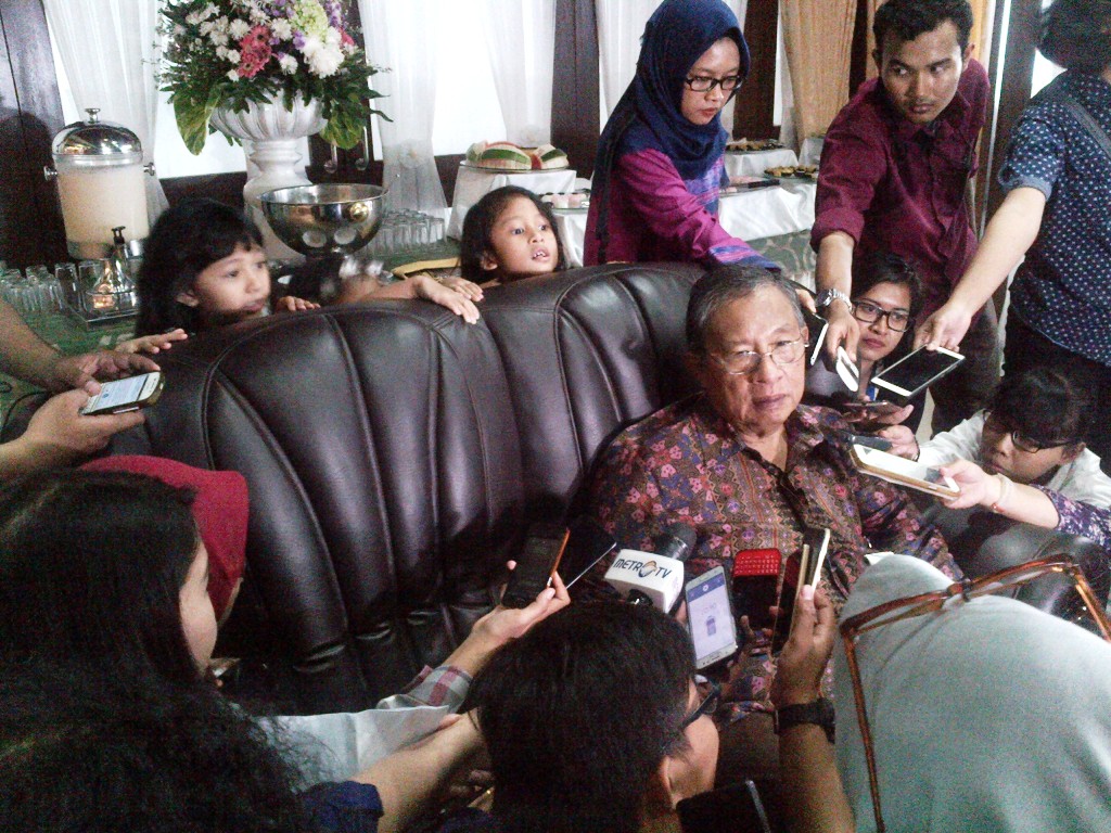 Menko Perekonomian Darmin Nasution saat menggelar open house di rumahnya. (FOTO