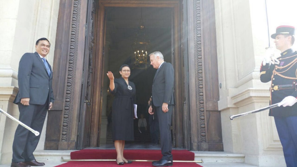 Ministry of Foreign Affairs Retno Marsudi with her French counterpart Jean-Marc Ayrault in Paris, France on Wednesday, Jully 6 (Photo:MoFA)