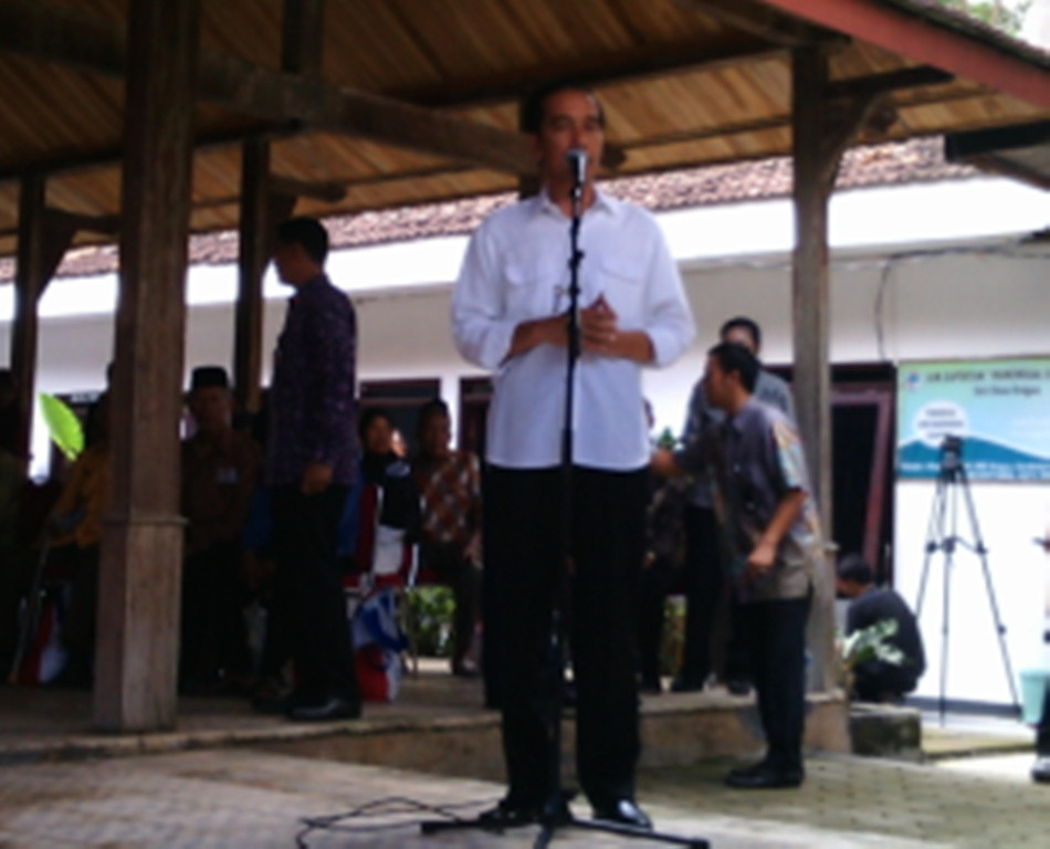 Presiden Joko Widodo saat menyampaikan kata sambutan di Balai Desa Kragan, Kecamatan Gondangrejo, Kabupaten Karanganyar, Jawa Tengah, Kamis 7 Juli 2016 (Foto: MTVN/Pythag Kurniati)