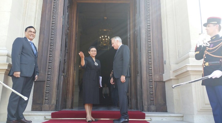 Menlu RI Retno Marsudi bersama dengan Menlu Prancis Jean-Marc Ayrault (Foto: KBRI Paris)