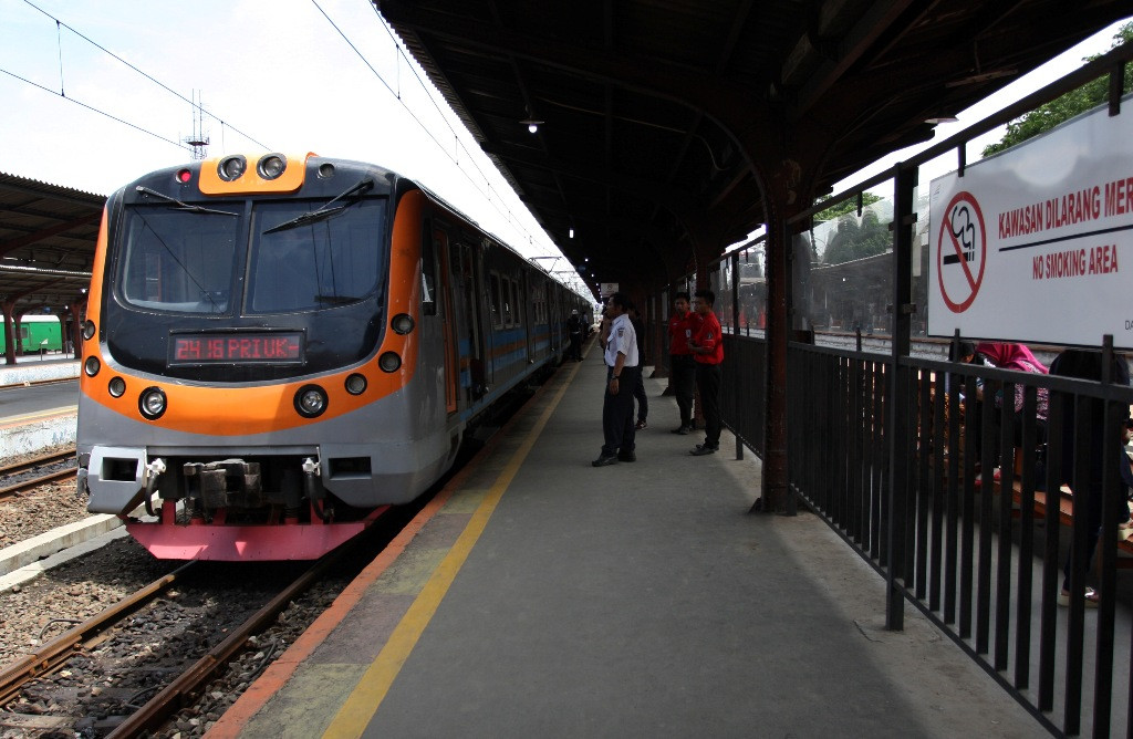 Sebuah kereta tengah merapat di Stasiun Tanjung Priok. ANT/Reno Esnir.