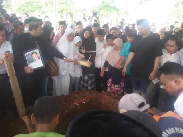 Isak Tangis Iringi Pemakaman Husni Kamil