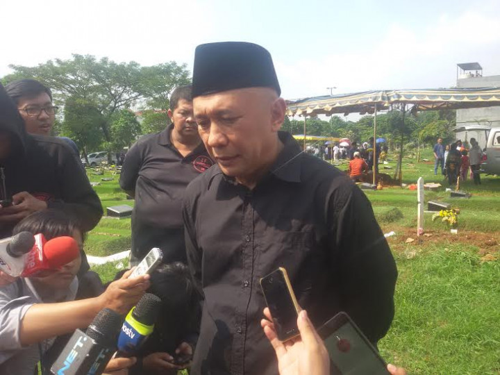 Sejumlah Pejabat Antarkan Husni ke Tempat Peristirahatan Terakhir
