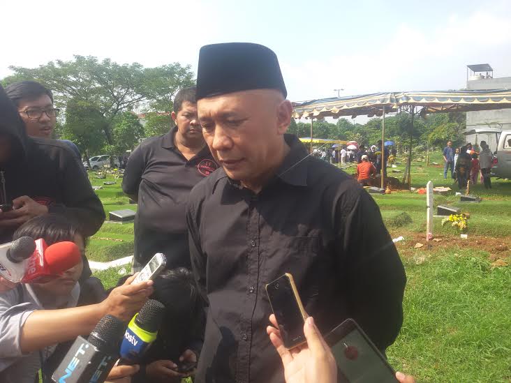 Kepala Staf Kepresidenan Teten Masduki mengantarkan jenazah Husni ke TPU Jeruk Purut, Jakart Selatan, Jumat 8 Juli/MTVN/Whisnu MArdiansyah