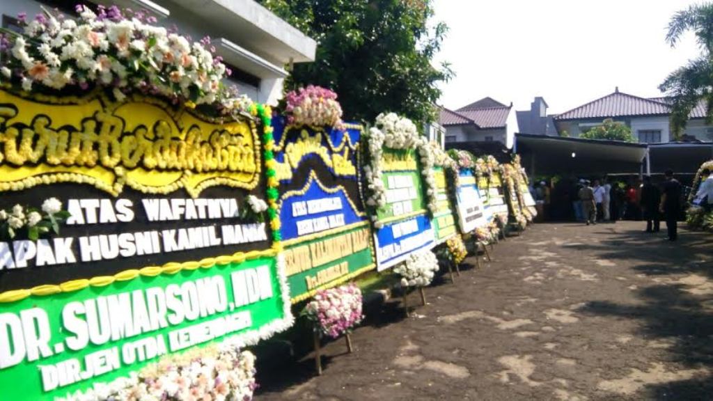 Karangan bunga duka cita membanjiri  kediaman almarhum Husni Kamil Manik--Metrotvnews.com/Nur Azizah