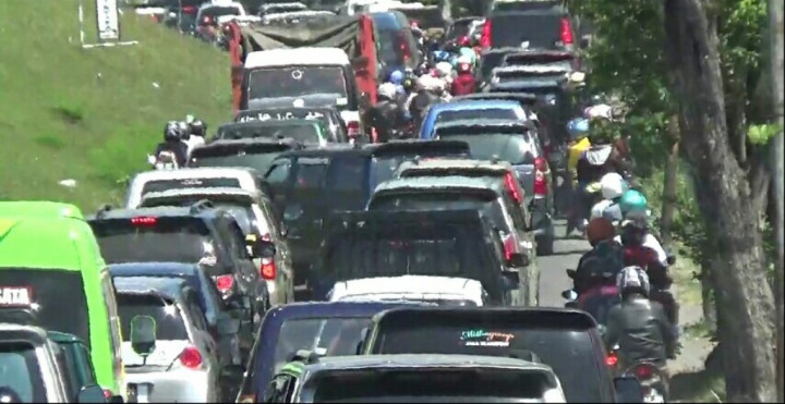 Pilih Jalur Alternatif, Pemudik Malah Terjebak Macet