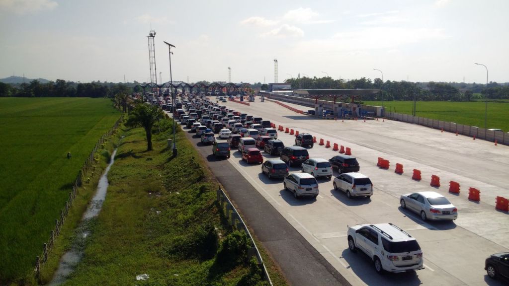Antrean kendaraan di gerbang tol Palimanan. Foto: Metrotvnews.com/Rofahan