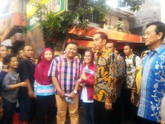 Warga Kampung Badran Yogyakarta Berebut Foto Bareng Jokowi