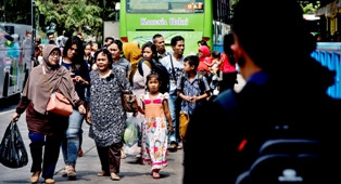 Kemenhub Bagikan Makanan Ringan ke Pemudik di Terminal Kampung Rambutan