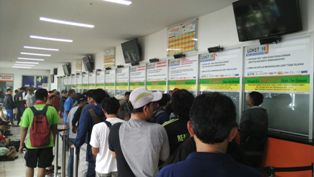 Stasiun Pasar Senen Masih Dipenuhi Pemudik