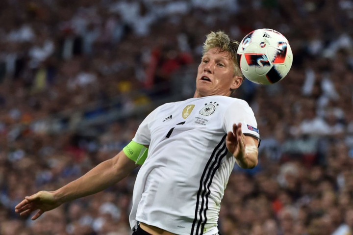 Ballack Sarankan Schweinsteiger Pensiun dari Timnas Jerman