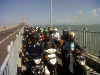 Arus Balik, Suramadu Dipadati Perantau Asal Madura