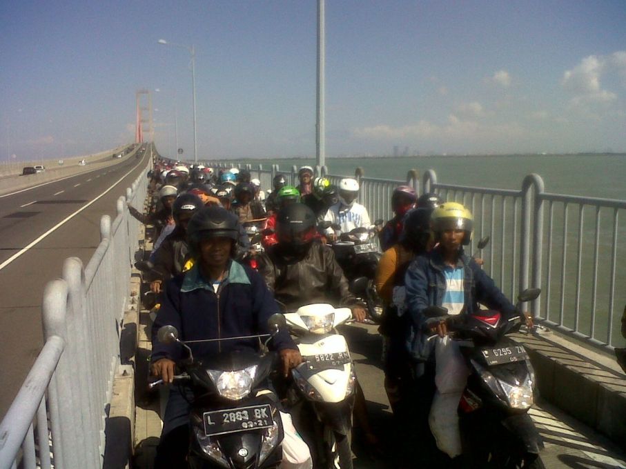 Pemudik menyeberangi jembatan Suramadu/Sabilus Solah