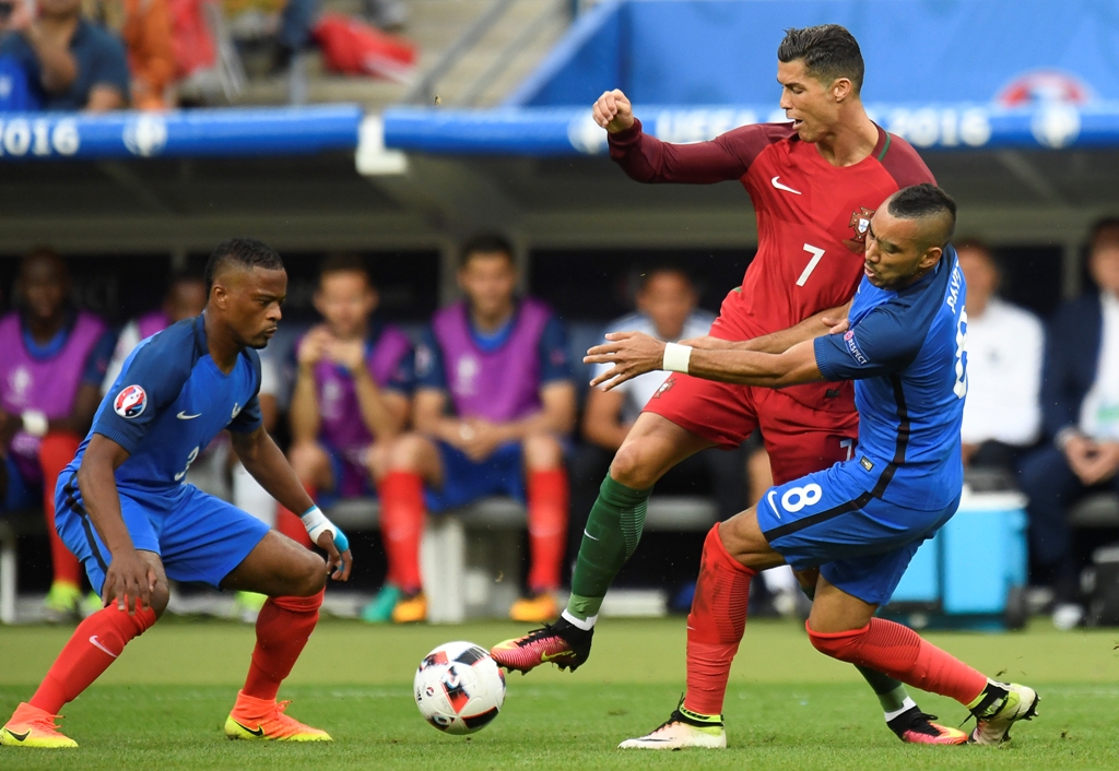 Benturan yang terjadi antara Dimitri Payet (kanan) dengan Cristiano Ronaldo (Foto: AFP)