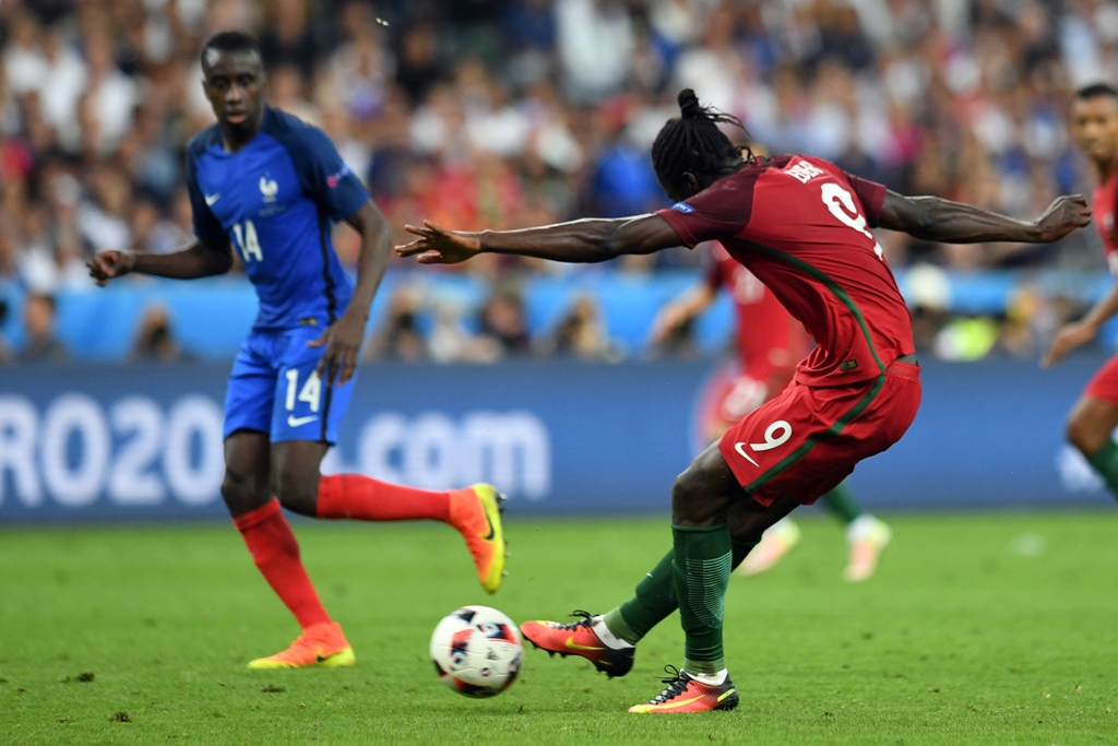 Momen ketika Ederzito Antonio Macedo Lopes atau Eder melepas tendangan bersejarah bagi Portugal (Foto: AFP)