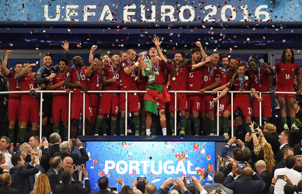 Para pemain Portugal mengangkat trofi Piala Eropa 2016 (Foto: AFP)
