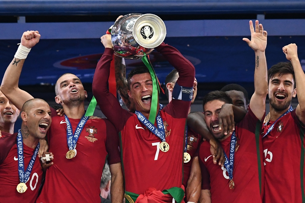 Ronaldo mengangkat trofi Piala Eropa usai Portugal menang atas Prancis dengan skor 1-0