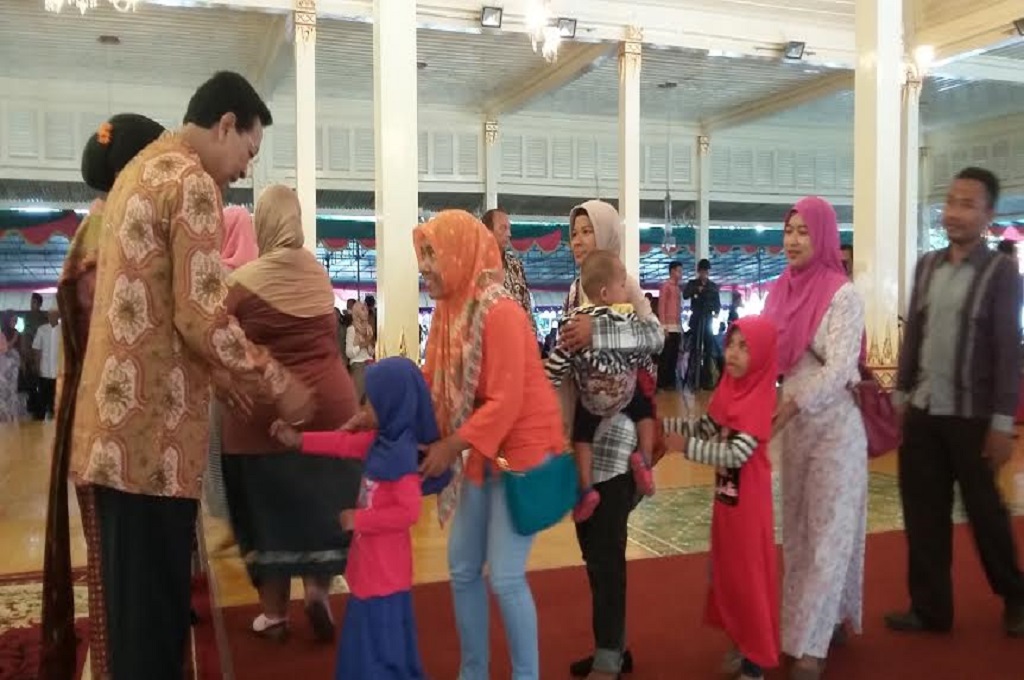 Sri Sultan HB X (kiri) saat bersalaman dengan masyarakat Yogyakarta, MTVN - Ahmad Mustaqim