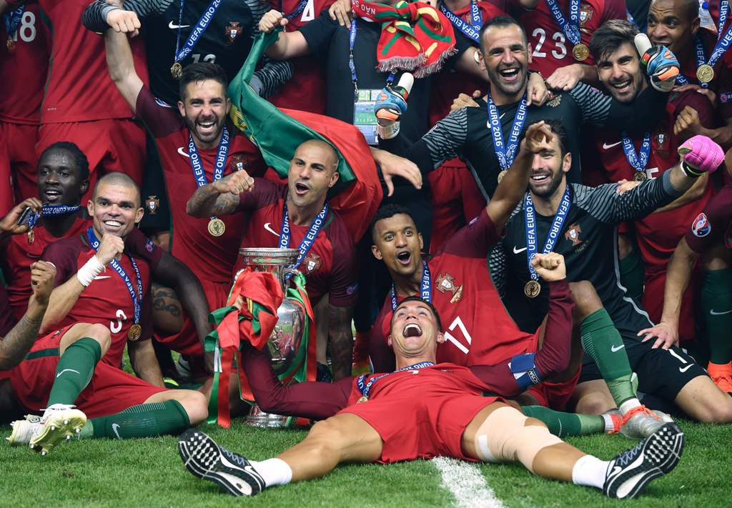 Selebrasi kesuksesan Portugal sebagai juara Piala Eropa 2016. (AFP PHOTO / PHILIPPE DESMAZES)