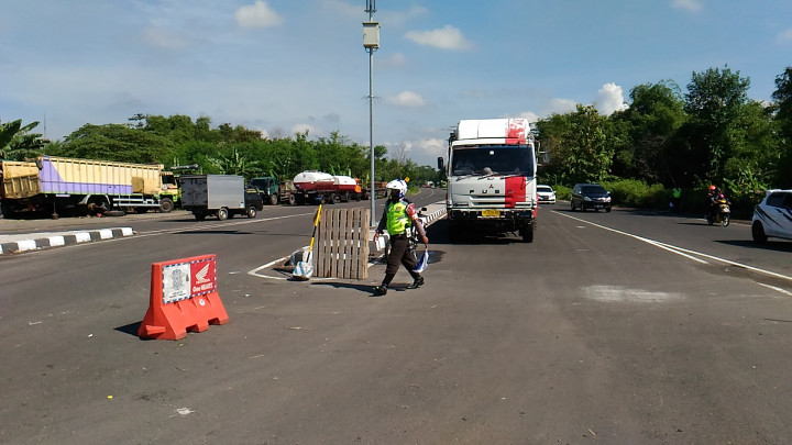 Bahu Jalan Jadi Parkir Dadakan Truk Barang