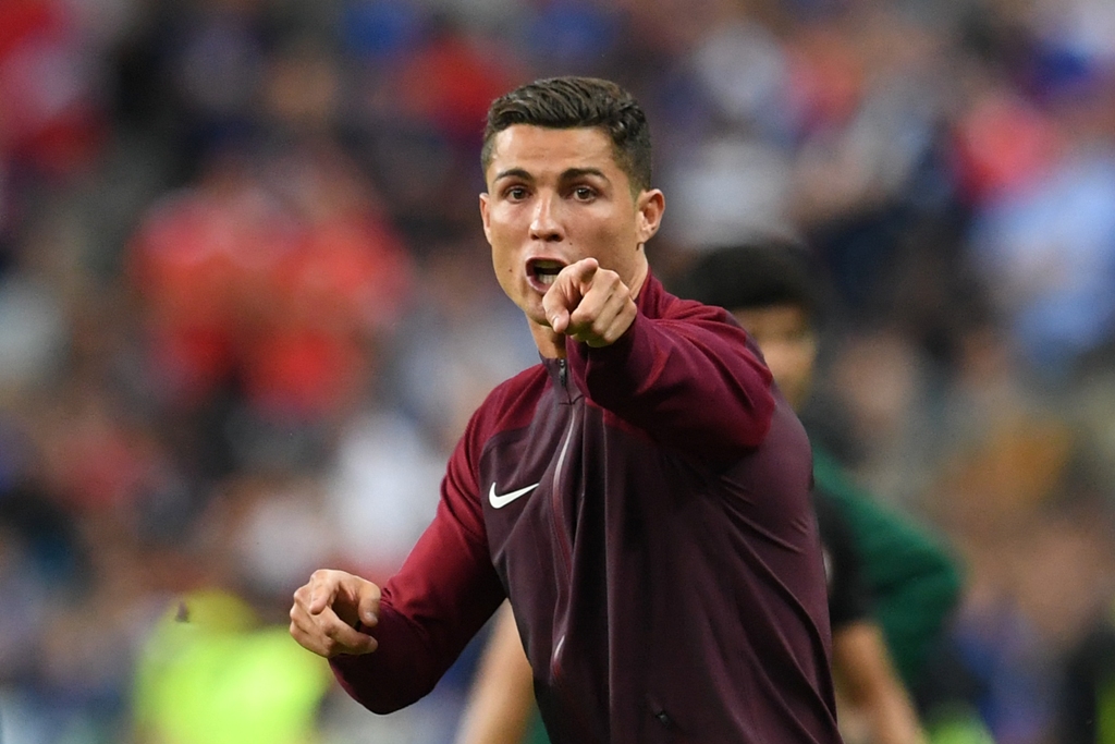 Ronaldo bergaya ala pelatih di pinggir lapangan (AFP)