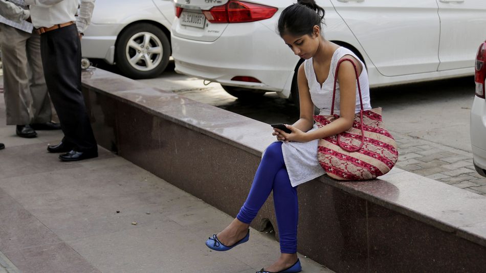 Tombol panik berfungsi sebagai perlindungan untuk wanita India. (IMAGE APAP PHOTO / ALTAF QADRI)