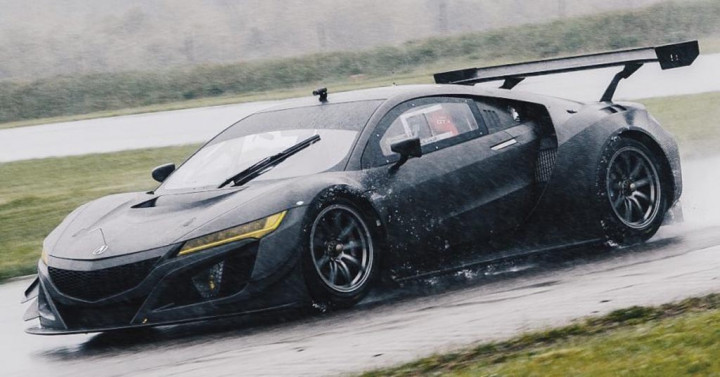 NSX GT3 Berbadan Serat Karbon