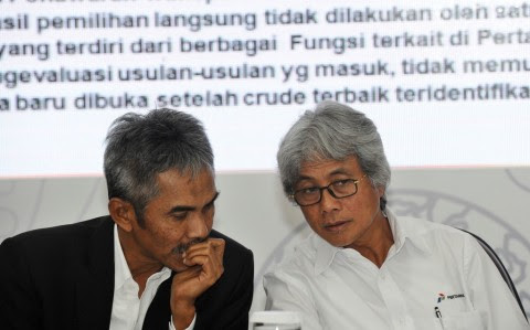 Pertamina president director Dwi Soetjipto (right) with Pertamina upstream director Syamsu Alam (Photo: Antara/Wahyu Putro)