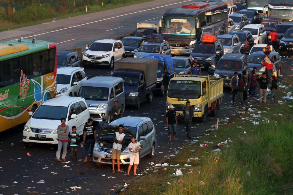 Lalu lintas Tol Pejagan hingga Brebes Timur macet total sehingga pemudik terjebak di dalam tol tersebut hingga belasan jam. Foto: MI/ Arya Manggala