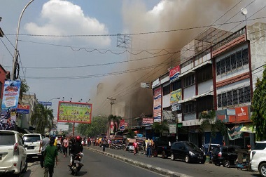 Plaza Ramayana di Kota Medan Terbakar