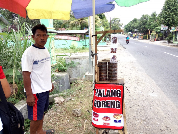 Libur Lebaran, Untung Pedagang Belalang Goreng Berlipat